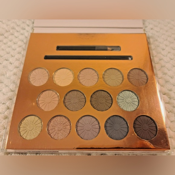 NWT Ellen Tracy The Naked Eye Collection Palette with Eyeliner and Makeup Brush - Picture 3 of 5